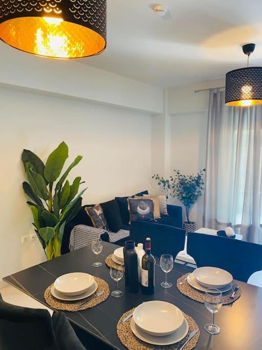 New 2Bd Aprt With Shared Rooftop Pool D3 เอเธนส์ ภายนอก รูปภาพ